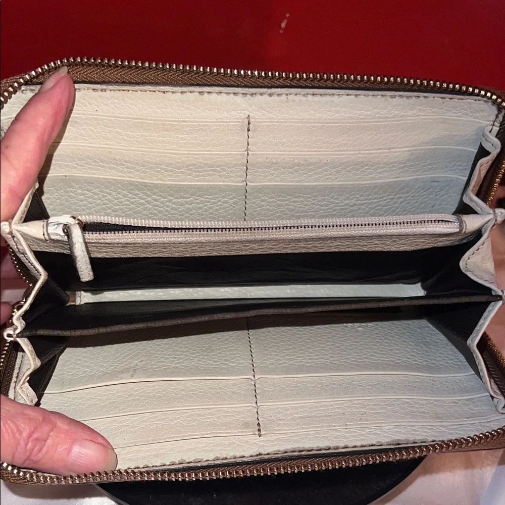 Gucci Dark Brown Leather Wallet in good used condition - Picture 4 of 12